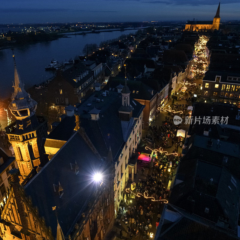 荷兰Overijssel Kampen购物街的夜景